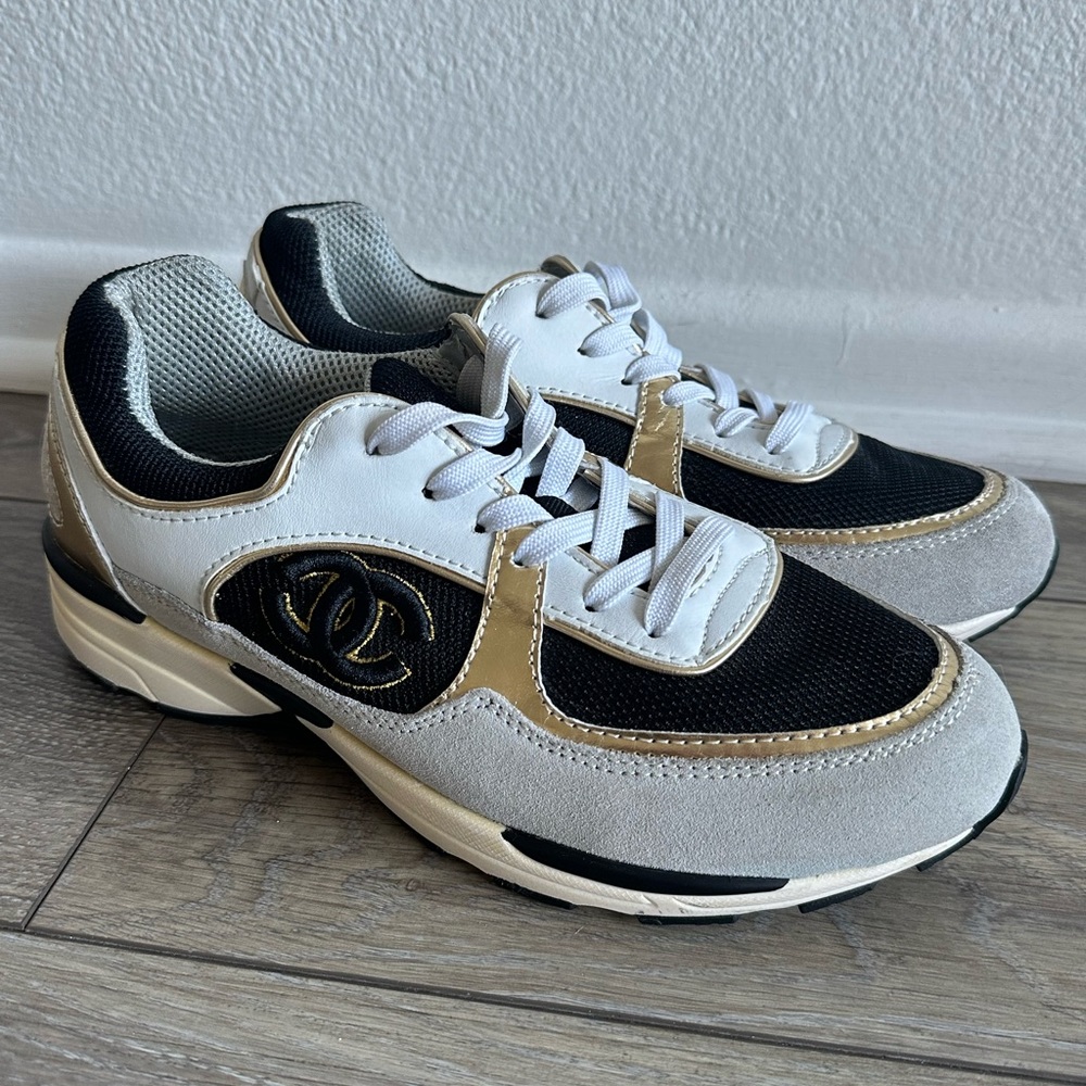 Suede sneaker